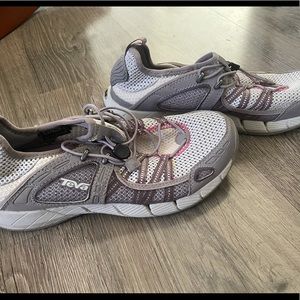 Teva churn athletic shoes size 8.5
